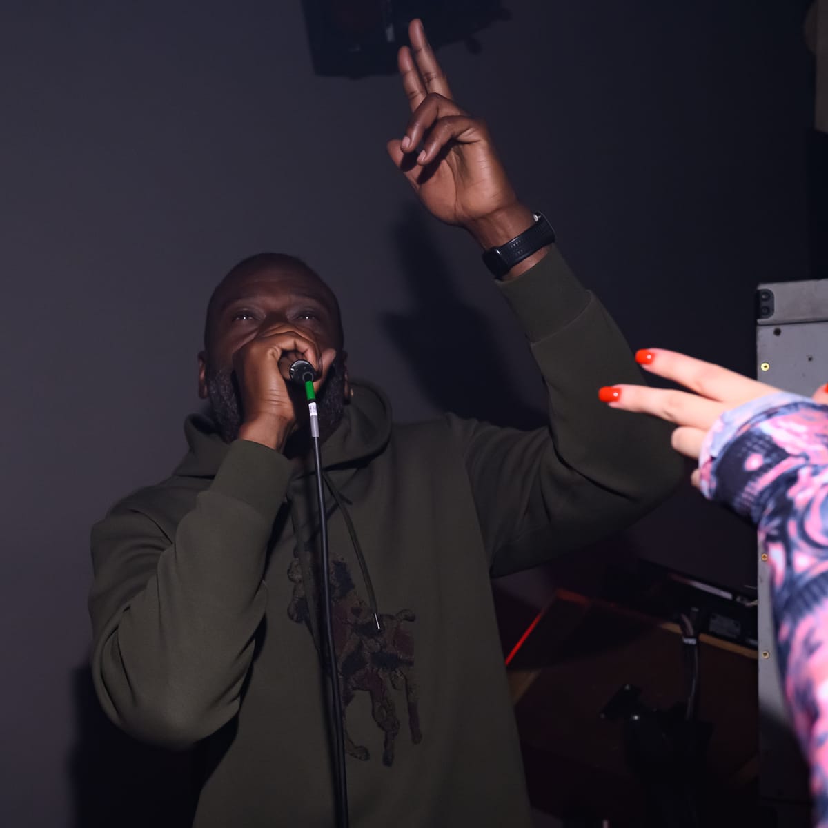 Flowdan with some gunfingers in the foreground.